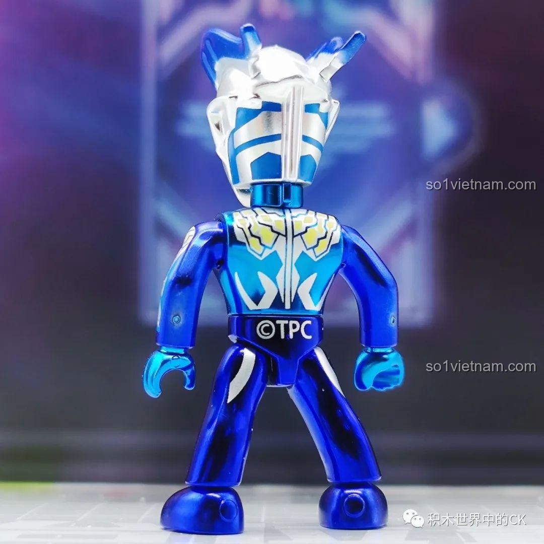 Mặt sau của nhân vật Ultraman Zero Beyond trong bộ đồ chơi lắp ghép Ultraman đối kháng 75102