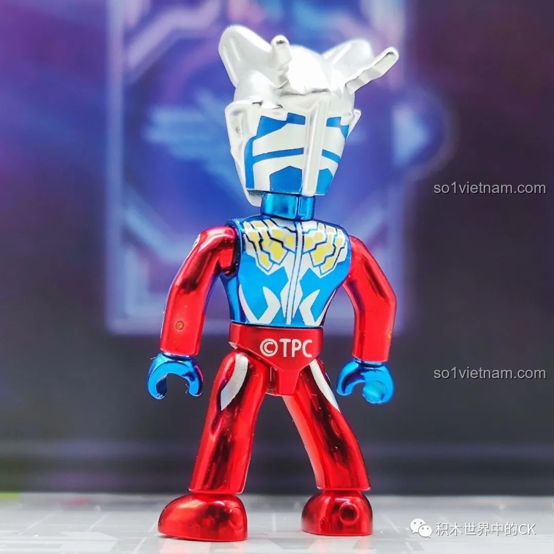 Mặt sau của nhân vật Ultraman Zero trong bộ đồ chơi lắp ghép Ultraman đối kháng 75102