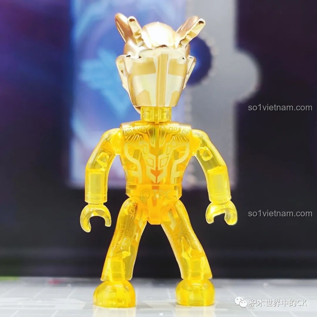 Mặt sau của nhân vật Ultraman Zero Shining trong bộ đồ chơi lắp ghép Ultraman đối kháng 75102