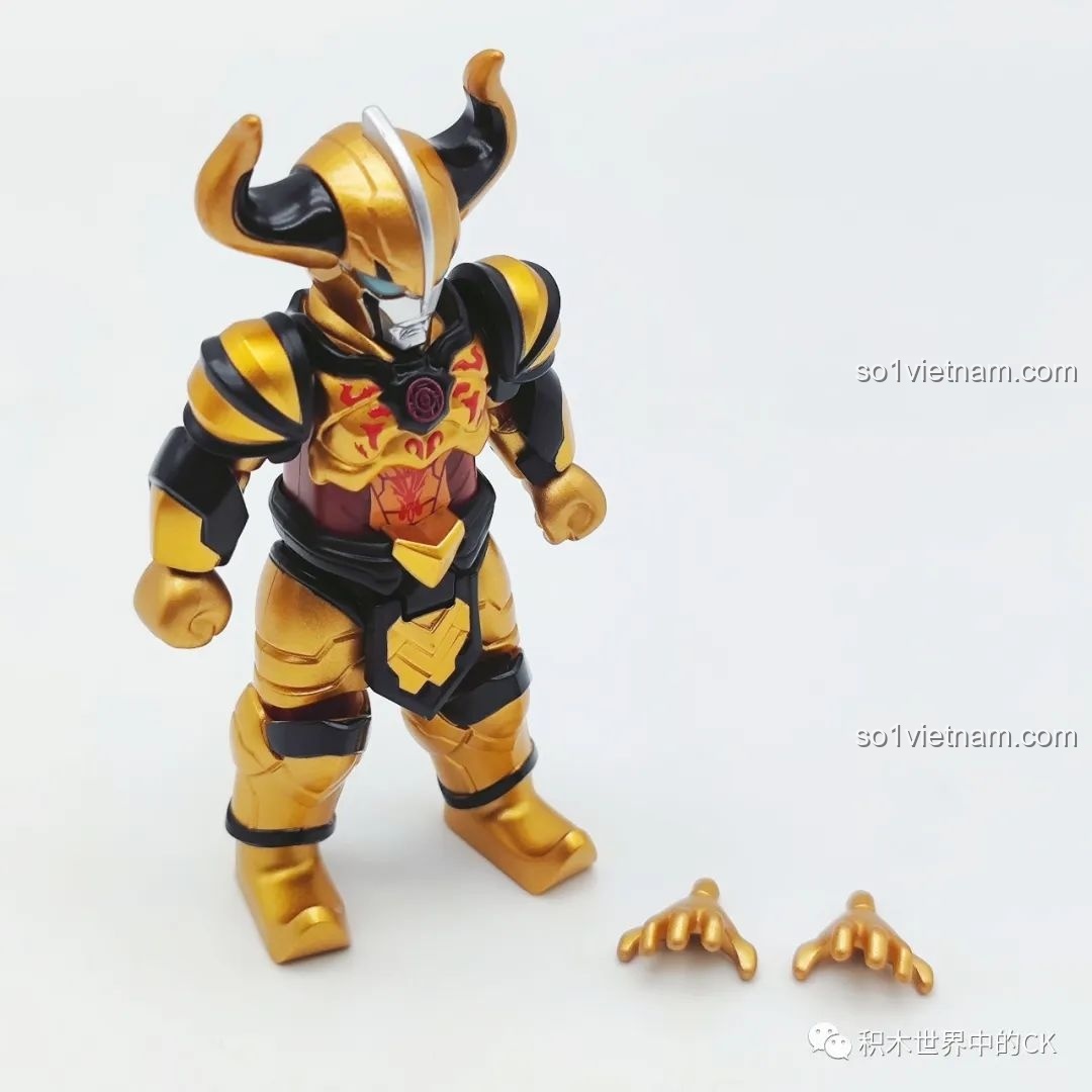 Diavolo tạo dáng với các tay thay thế