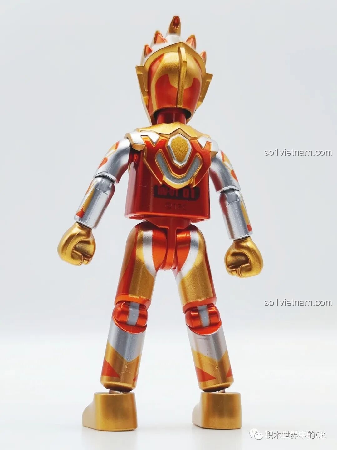 Ultraman Tiga cầm thanh kiếm năng lượng, tạo dáng chiến đấu