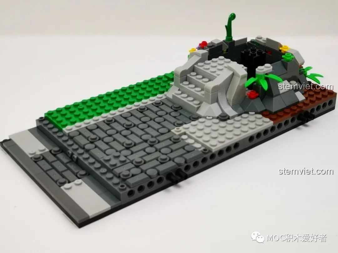 Xây dựng hòn non bộ và lối đi bằng đá trong bộ lắp ghép Vườn cảnh Trung Hoa cho con trai 6 tuổi.