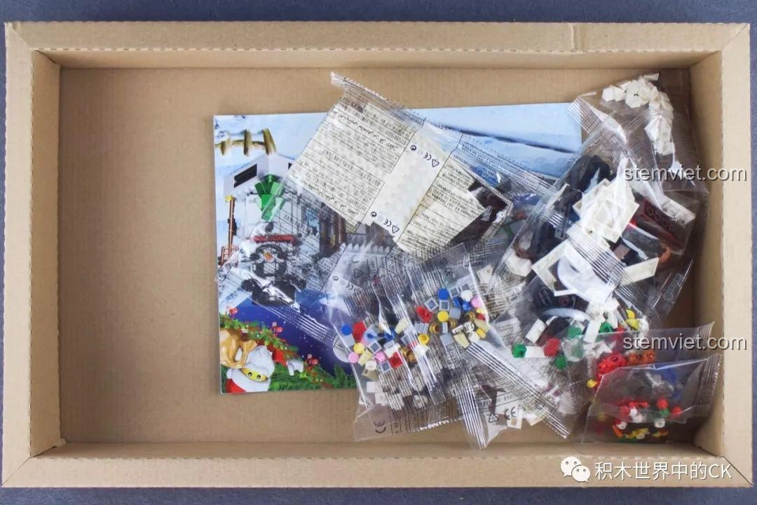 Bên trong hộp bộ lắp ráp Winner 5034 Giáng Sinh Trắng 4 trong 1 với các túi mảnh ghép và sách hướng dẫn.