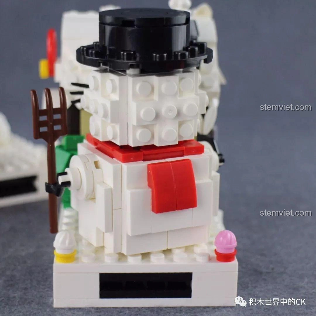 Mặt sau của người tuyết trong bộ lắp ráp Winner 5034 Giáng Sinh Trắng 4 trong 1, thể hiện cấu trúc mảnh ghép.