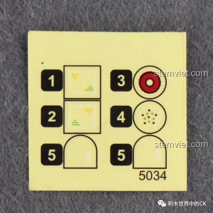 Tờ sticker nhỏ đi kèm bộ lắp ráp Winner 5034 Giáng Sinh Trắng 4 trong 1 với các chi tiết trang trí.