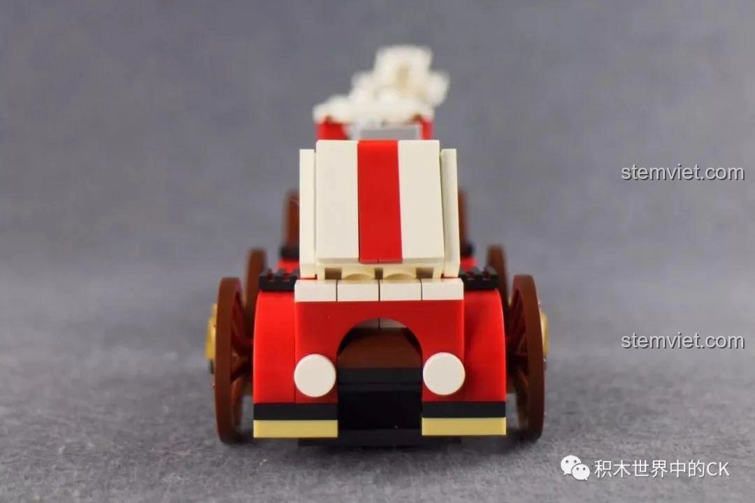 Ảnh mặt sau của toa quà trong bộ lắp ghép Winner 5036 Tàu Hỏa Giáng Sinh Trắng, với thiết kế đơn giản nhưng vẫn giữ được nét đặc trưng của một món quà Giáng Sinh, phù hợp cho bé 6 tuổi.