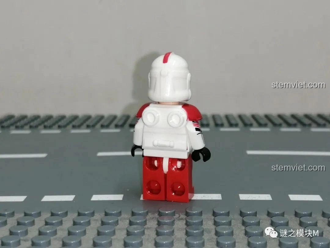 Ảnh cận cảnh mặt sau minifigure Shock Trooper từ bộ XINH X0300, cho thấy chi tiết in ấn và hai chốt lồi phía sau - bộ lắp ghép X0300 giá hời.