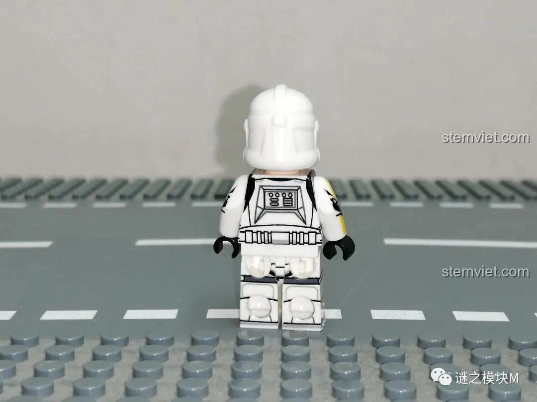 Ảnh chụp chung toàn bộ 8 minifigure Clone Trooper từ bộ XINH X0300 Star Wars, tạo thành một đội hình hùng mạnh - bộ lắp ghép X0300 giá hời.