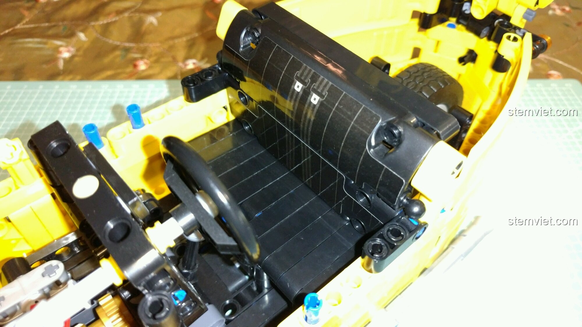 Cận cảnh động cơ V-twin của bộ lắp ghép Xe Morgan 3 Bánh Tỉ Lệ 1:8, chi tiết ống xả.