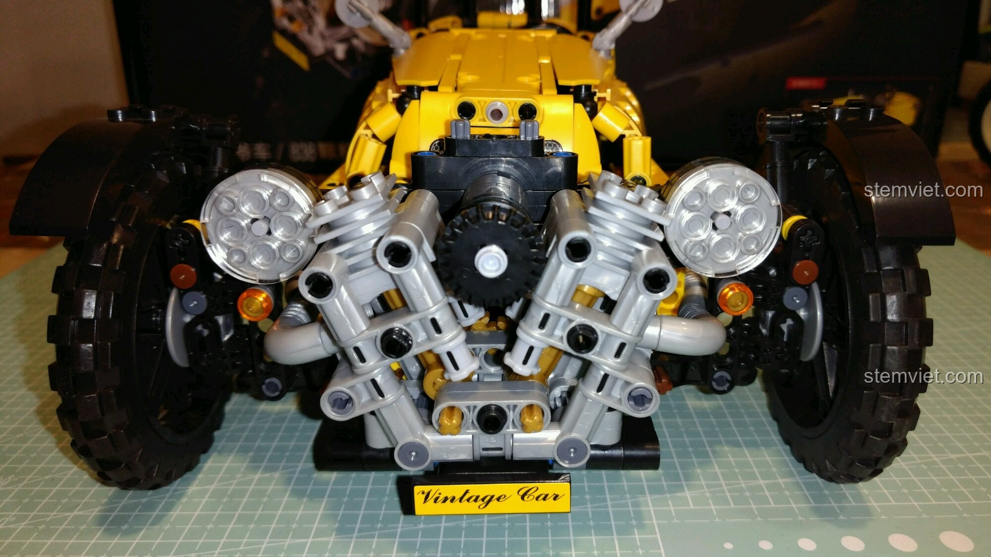 Mô hình hoàn chỉnh của bộ lắp ghép Xe Morgan 3 Bánh Tỉ Lệ 1:8 từ góc nhìn phía trước.