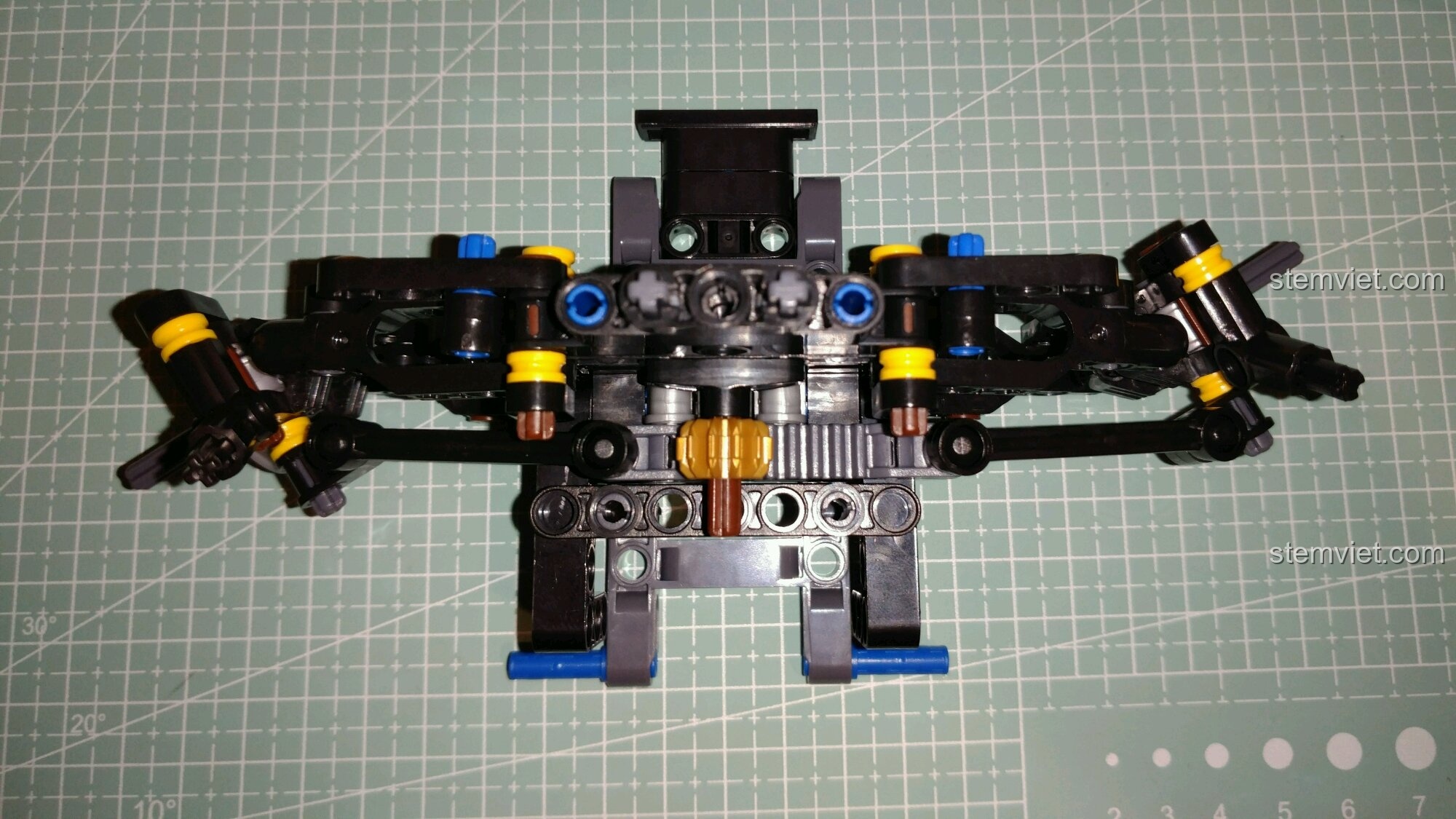 Góc nhìn từ trên xuống của khung gầm trước bộ lắp ghép Xe Morgan 3 Bánh Tỉ Lệ 1:8.