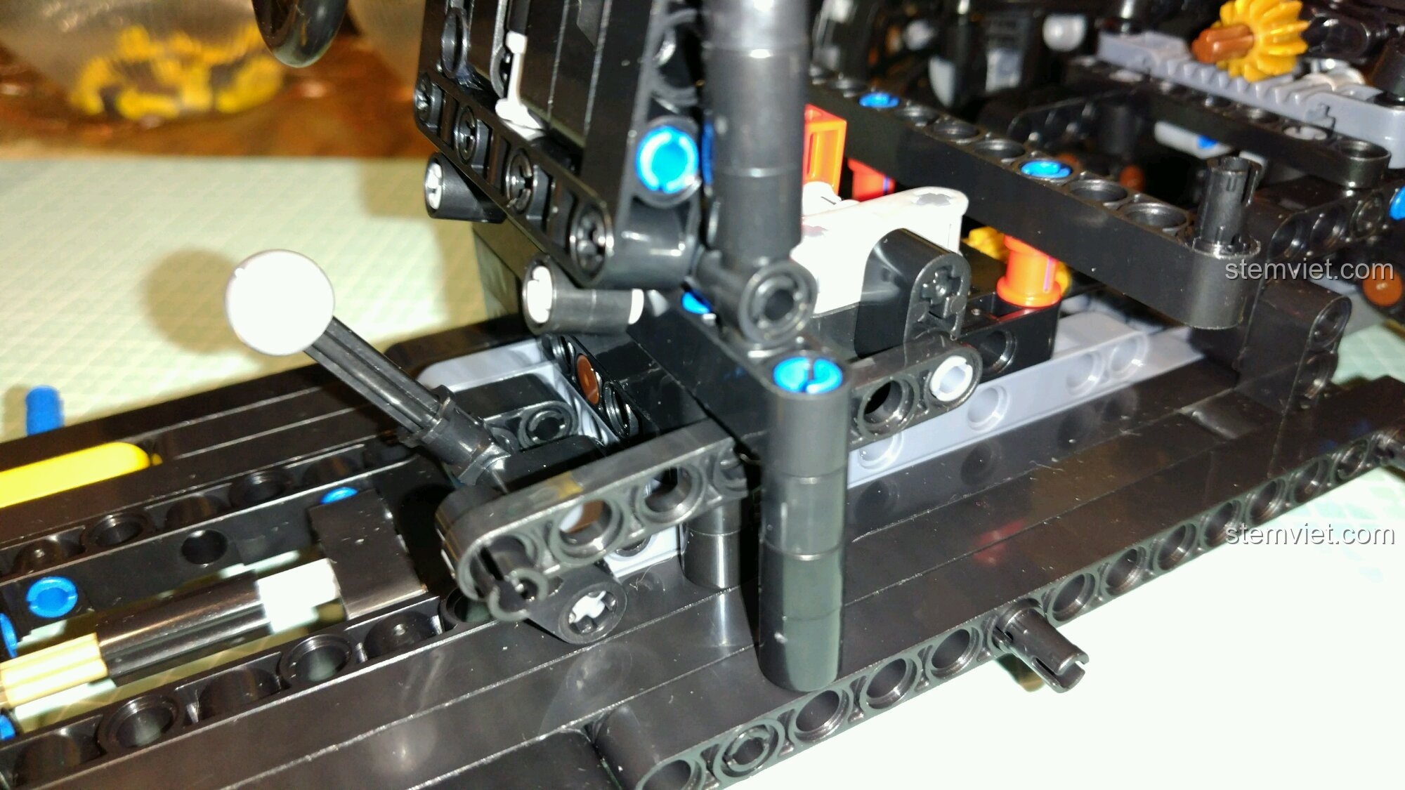 Cận cảnh vô lăng và bảng điều khiển của bộ lắp ghép Xe Morgan 3 Bánh Tỉ Lệ 1:8.