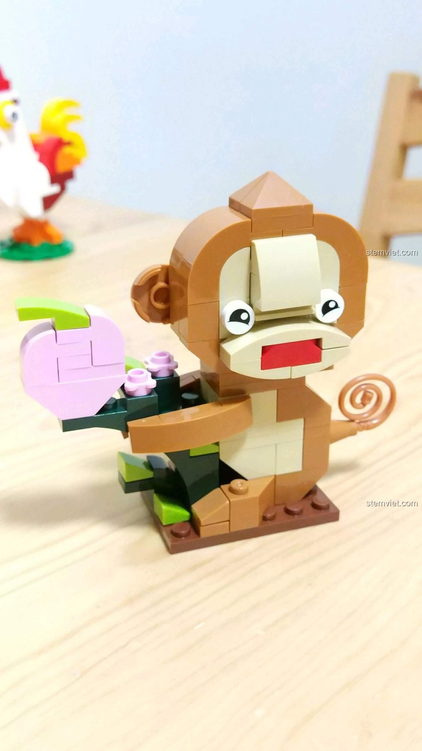 Mô hình Khỉ Thân với khuôn mặt vui vẻ, cầm quả đào hồng, từ bộ lắp ráp 12 Con Giáp XINGBAO XB-18001.