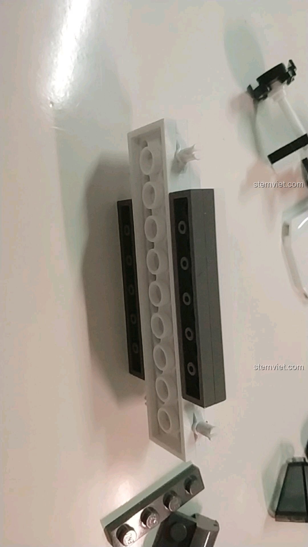 Công đoạn lắp ráp phần khung gầm của mô hình xe cảnh sát từ bộ lắp ráp 125 tiết kiệm.