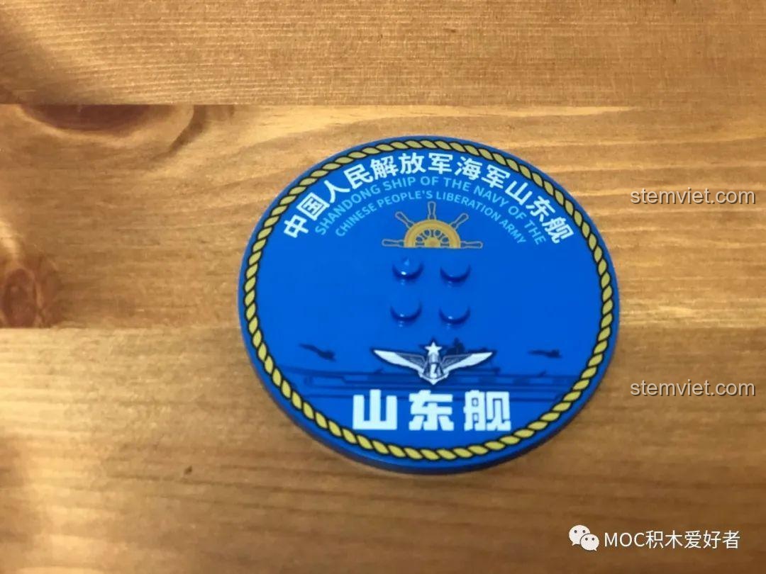 Đế trưng bày đặc biệt của bộ lắp ráp Tàu sân bay Sơn Đông SEMBO, với logo và chữ in sắc nét, rất độc đáo.