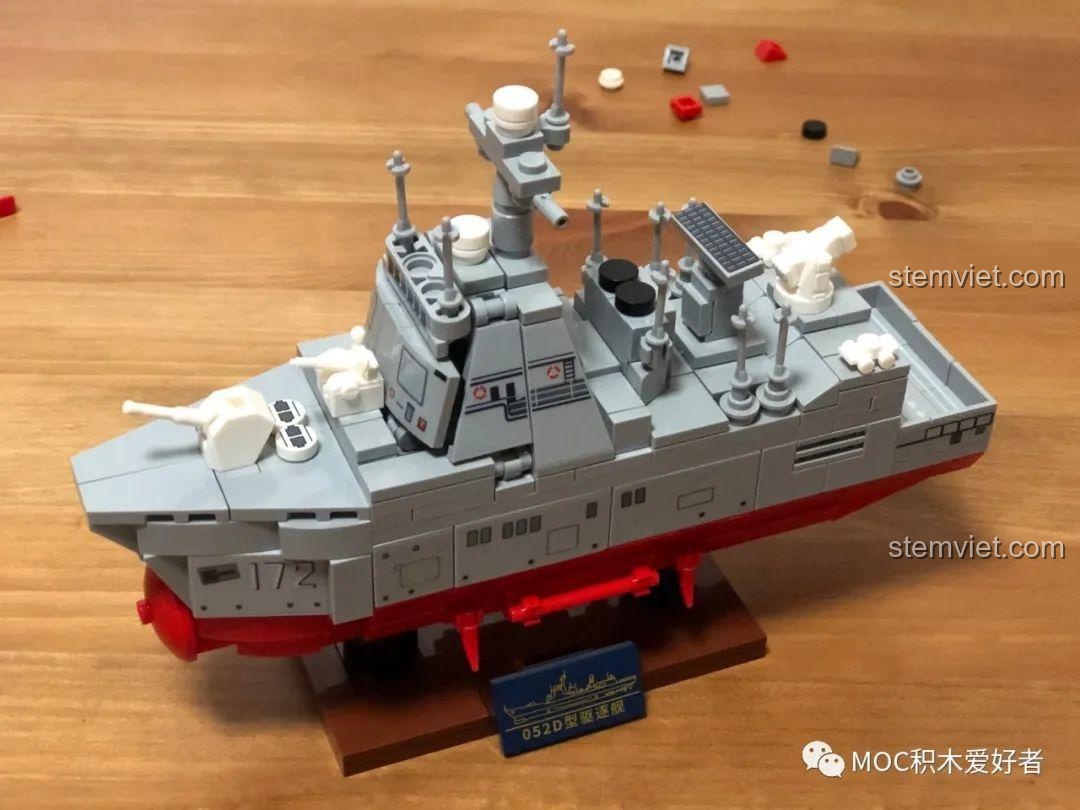 Mô hình Tàu khu trục tên lửa Type 052D - Hạ Môn SEMBO 202072 nhìn từ góc sau, thể hiện phần đuôi và sân bay trực thăng.