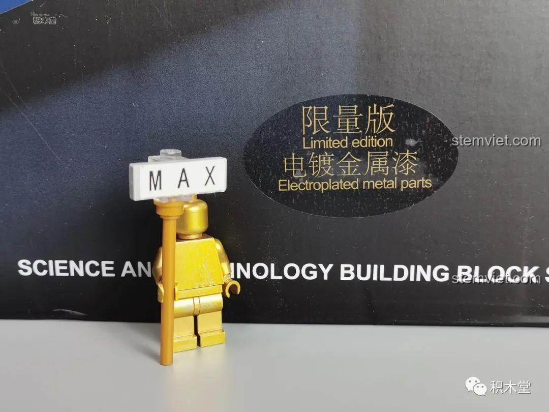 Nhân vật minifigure MAX đứng cạnh hộp Bugatti Divo Taigaole T5004