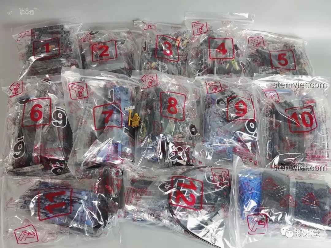 Các túi chi tiết bên trong Bugatti Divo Taigaole T5004