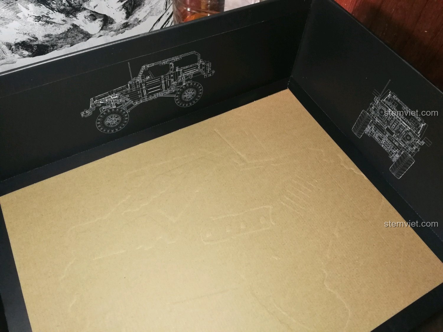 Bản vẽ chi tiết cấu trúc xe Jeep Wrangler Rubicon trên thành hộp sản phẩm CaDA C61006.