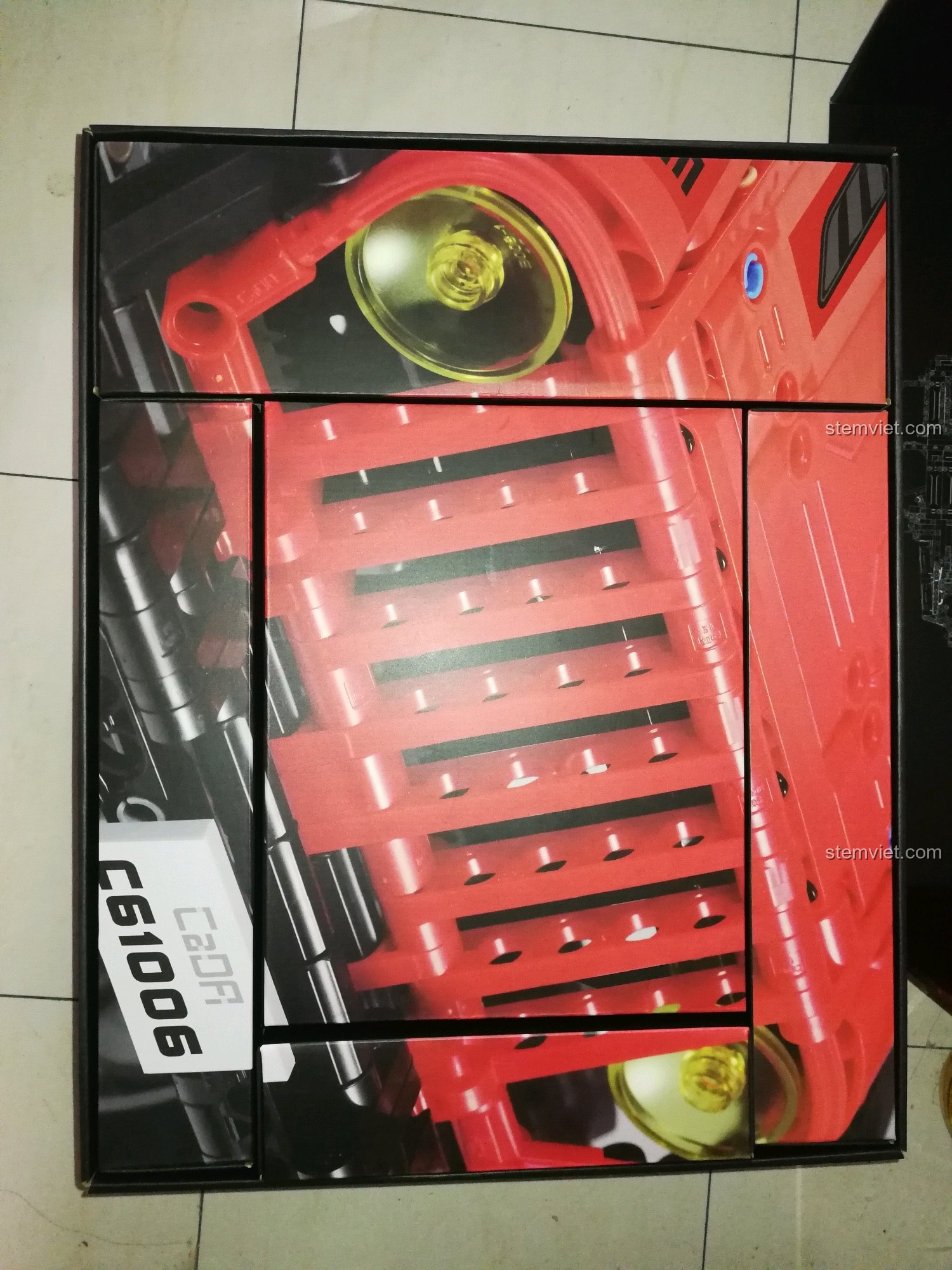 Bên trong hộp sản phẩm bộ lắp ráp CaDA C61006 là các mảnh ghép được sắp xếp gọn gàng, với hình ảnh phác thảo chi tiết xe Jeep.