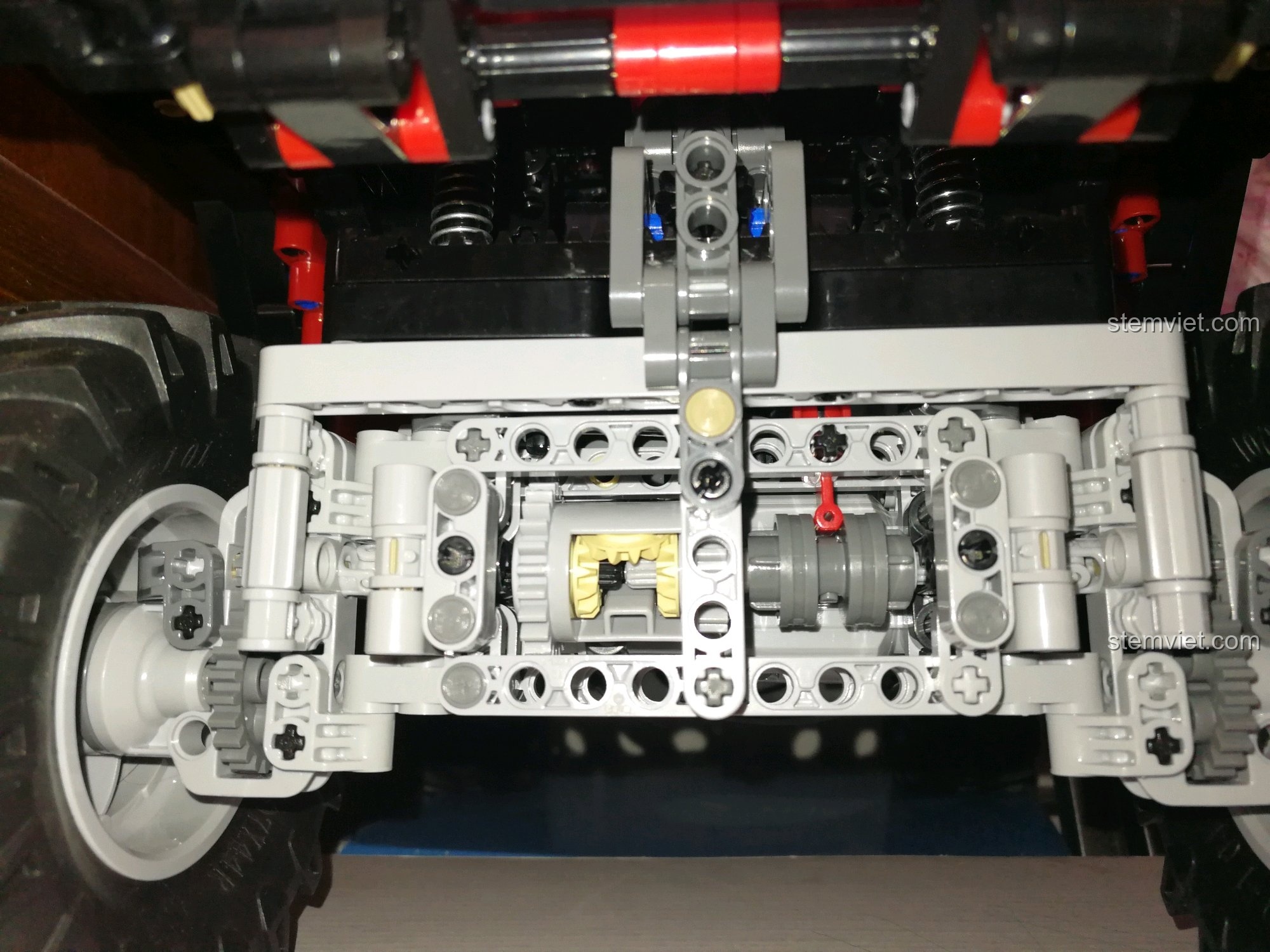 Chi tiết bộ vi sai và trục truyền động của bộ lắp ráp CaDA C61006 Xe Jeep Wrangler Rubicon.