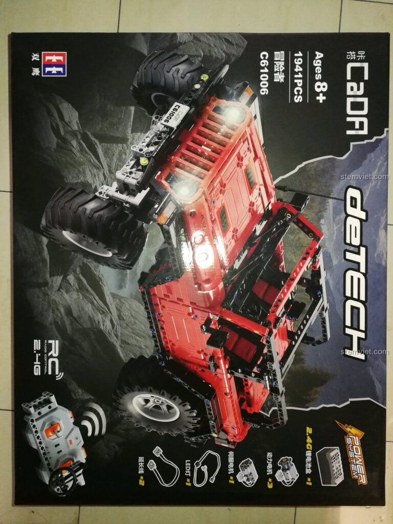 Hộp sản phẩm bộ lắp ráp Xe Jeep Wrangler Rubicon C61006 của CaDA với thiết kế hầm hố, màu đỏ đen nổi bật, phù hợp cho trẻ 8 tuổi trở lên.