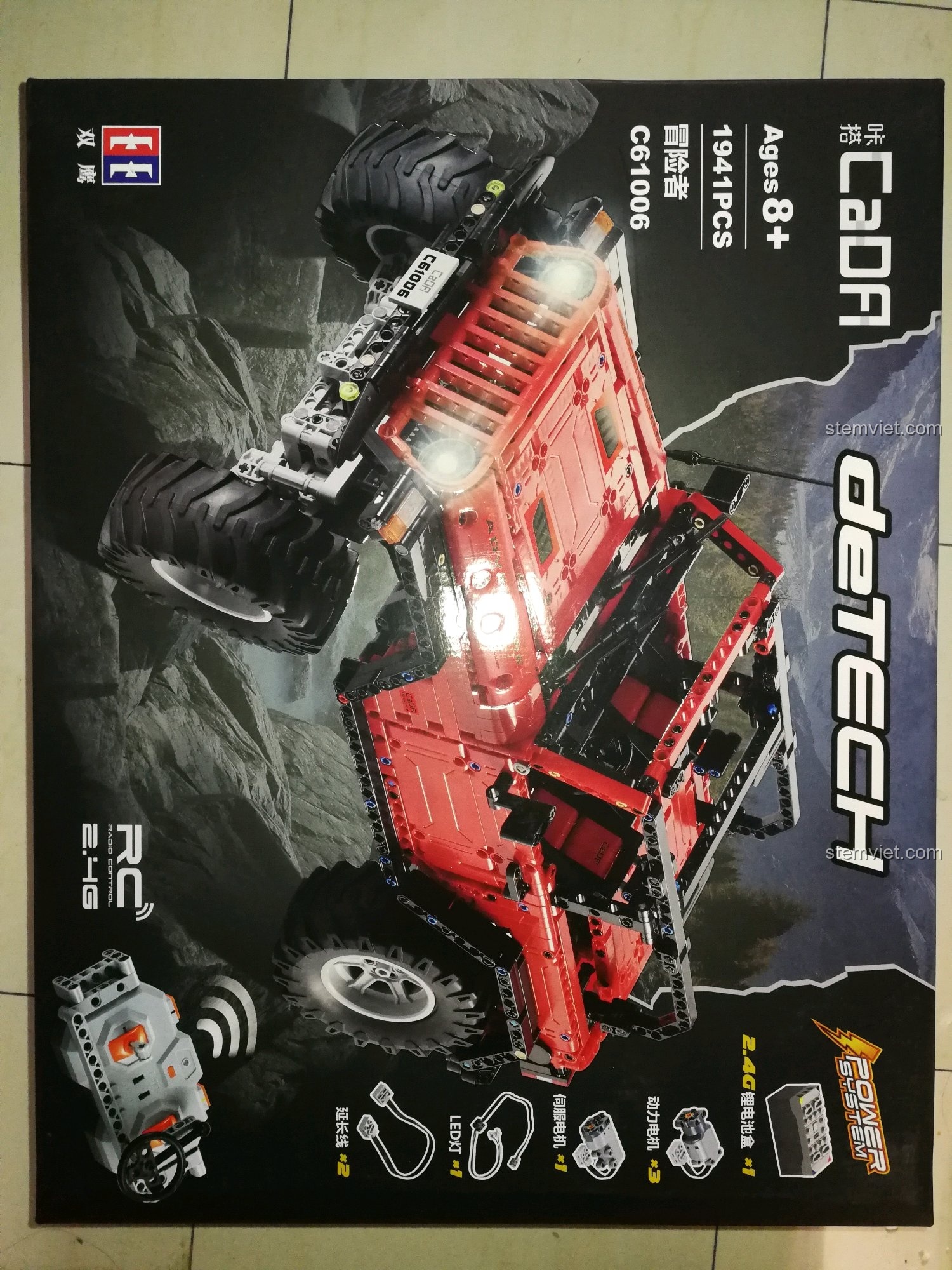 Hộp sản phẩm bộ lắp ráp Xe Jeep Wrangler Rubicon C61006 của CaDA với thiết kế hầm hố, màu đỏ đen nổi bật, phù hợp cho trẻ 8 tuổi trở lên.