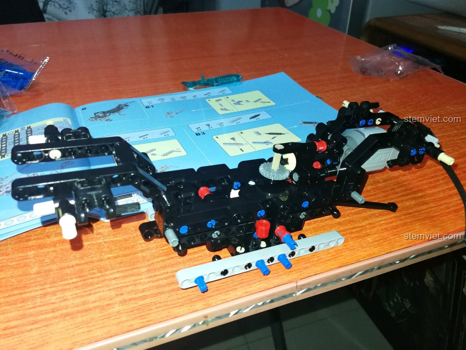 Giai đoạn lắp ráp khung sườn của bộ đồ chơi xây dựng CaDA C61006 Mô Hình Jeep Off-road.