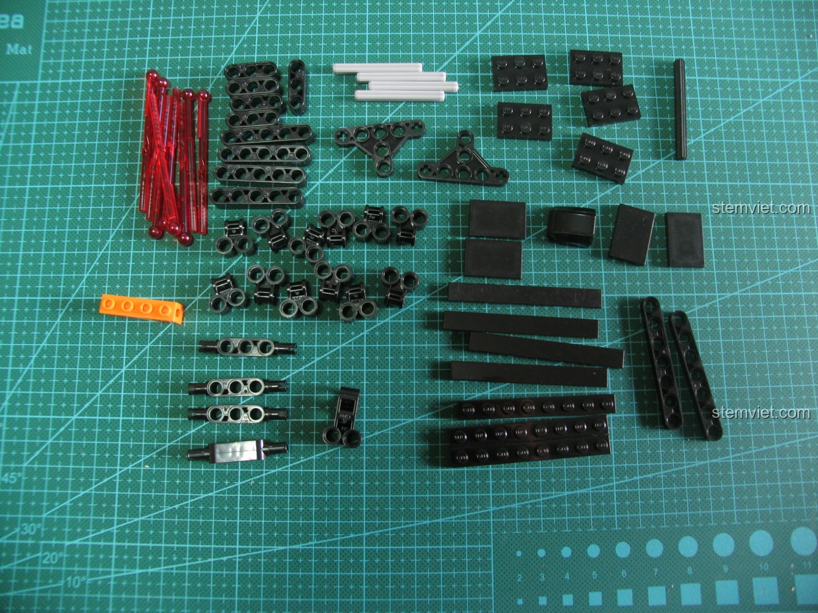 Cận cảnh báng súng của mô hình Súng UZI CaDA C81008.