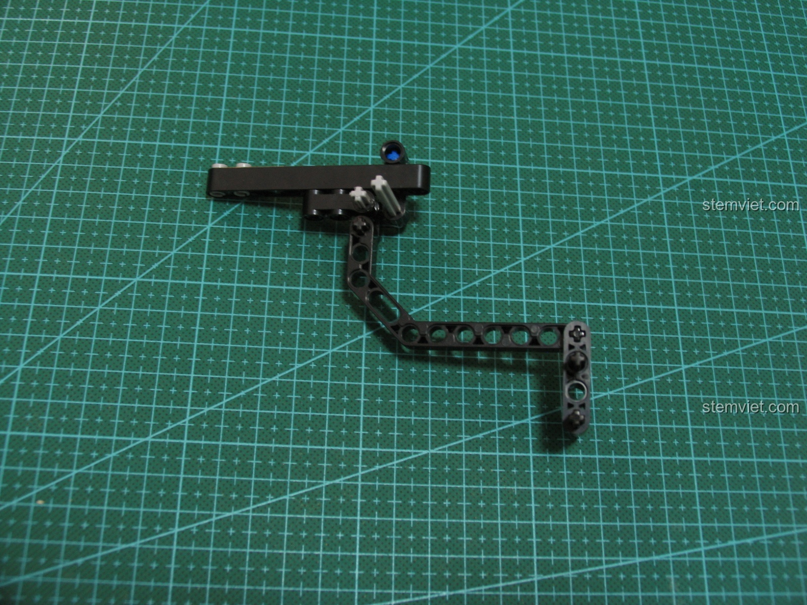 Cận cảnh các bánh răng và trục của Súng UZI CaDA C81008.