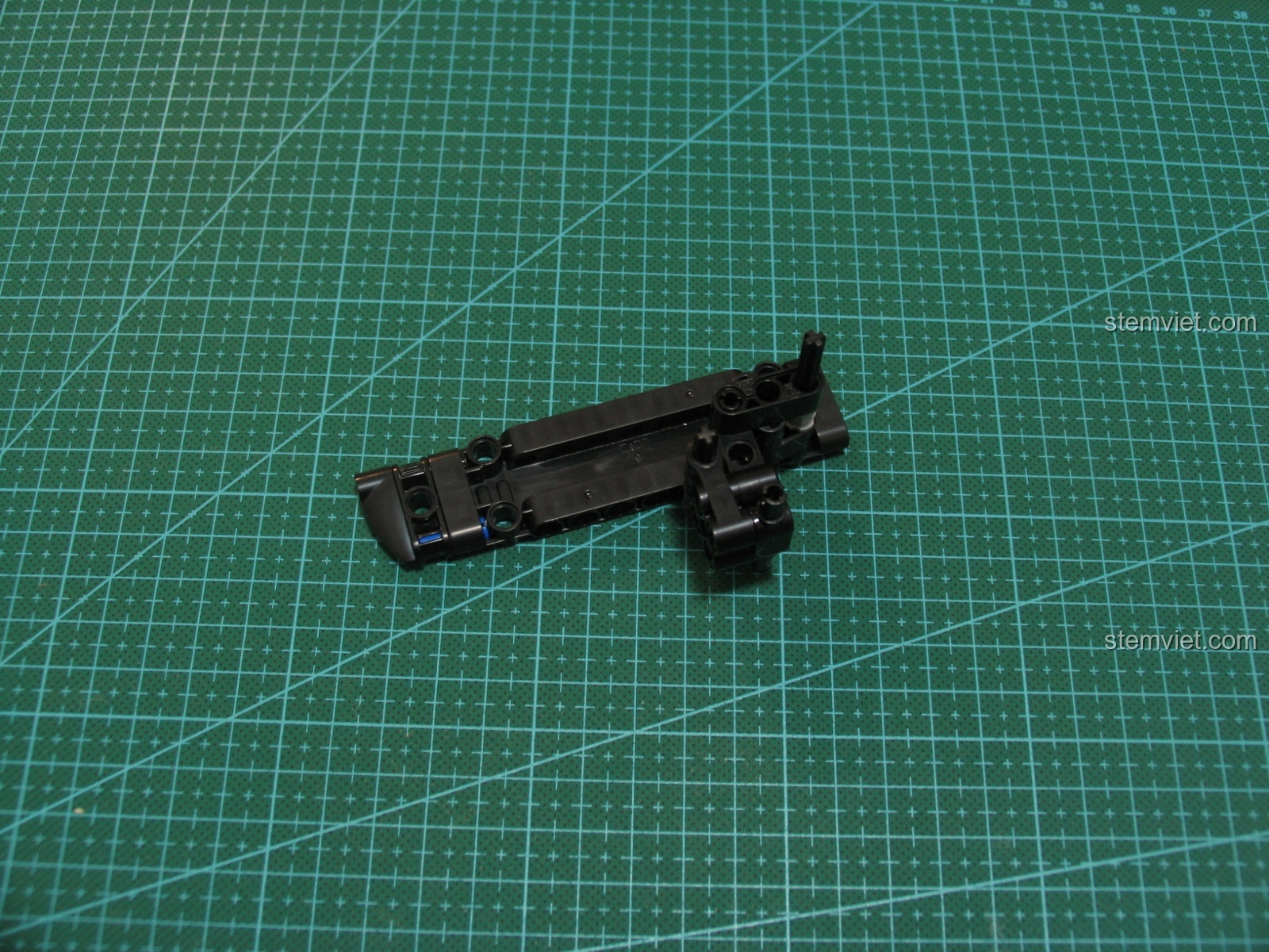 Cận cảnh các bộ phận cơ khí của Súng UZI CaDA C81008.