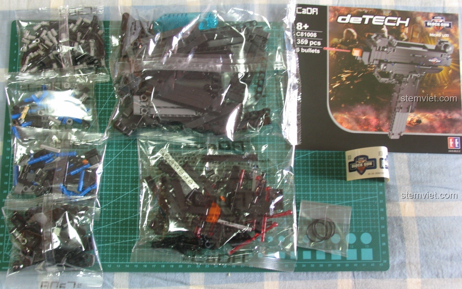 Các túi chi tiết và phụ kiện đi kèm trong hộp CaDA C81008 UZI Mini.