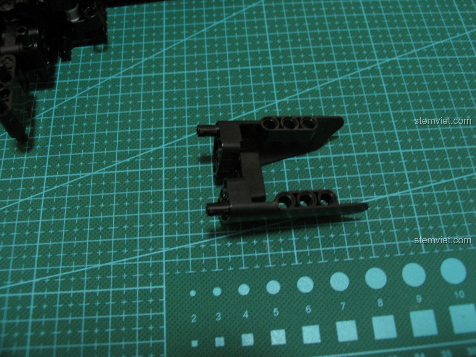 Cận cảnh các chi tiết nhỏ màu cam trên mô hình Súng UZI CaDA C81008.