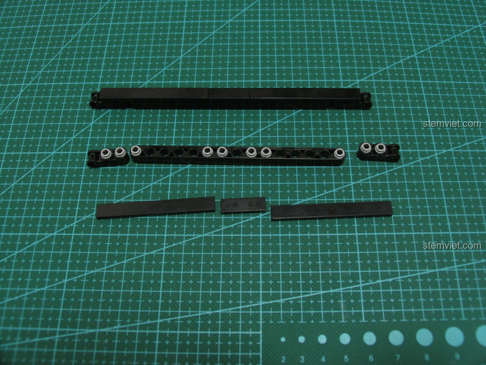 Cận cảnh các chi tiết nhỏ màu cam trên mô hình Súng UZI CaDA C81008.