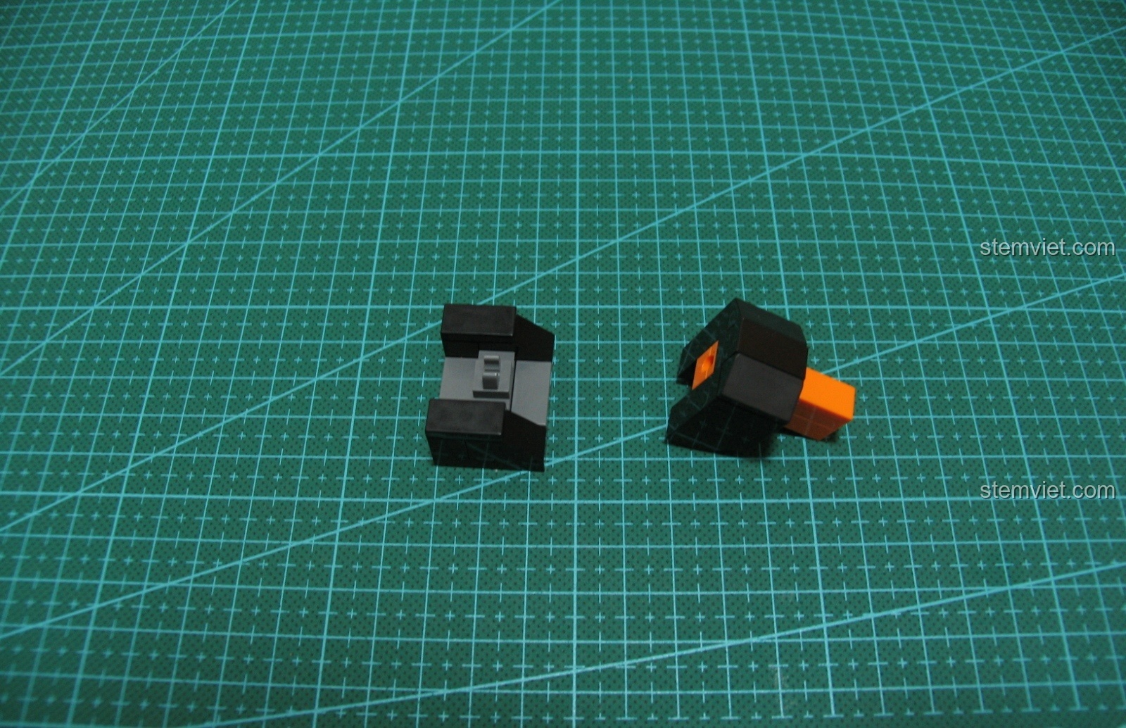 Cận cảnh các chi tiết nhỏ màu cam trên mô hình Súng UZI CaDA C81008.