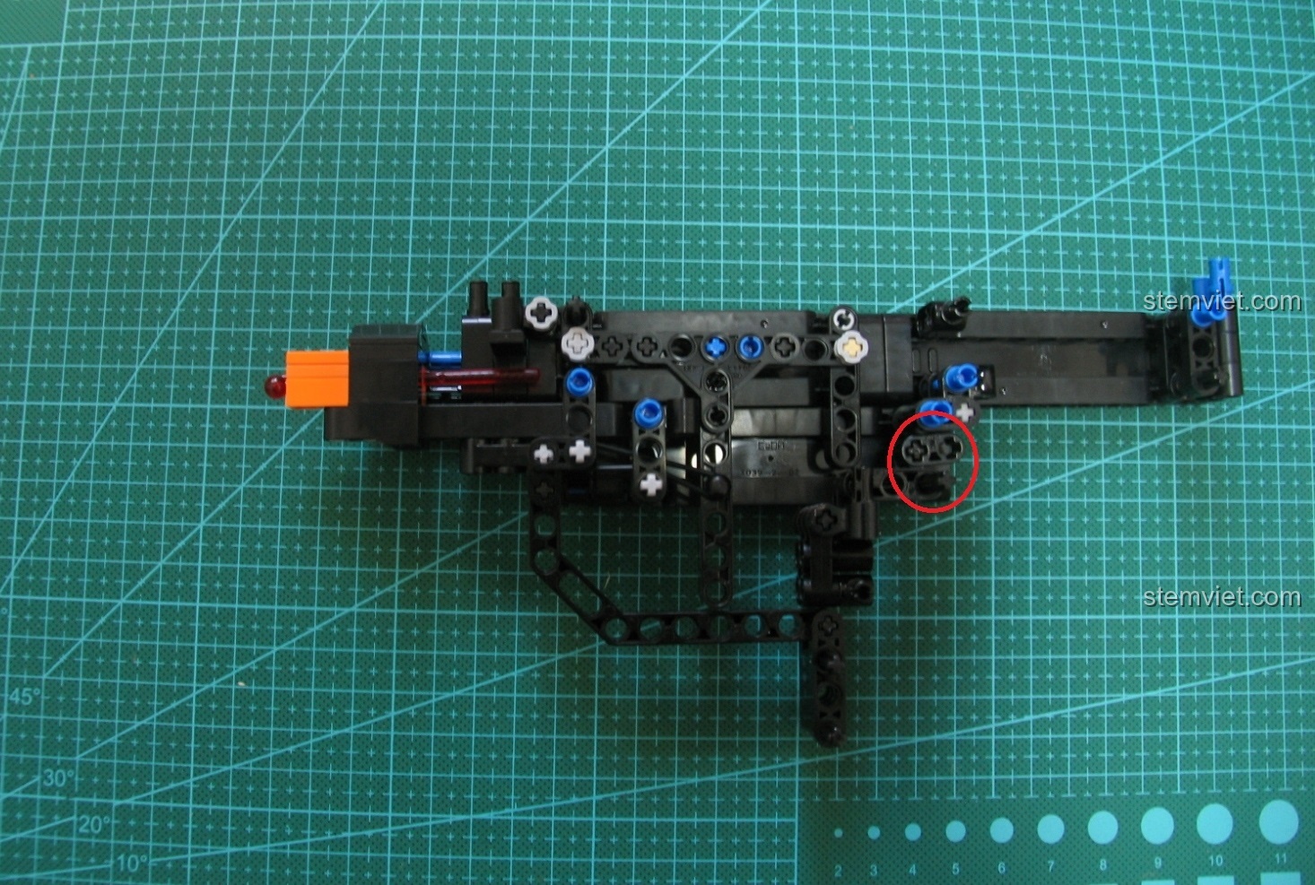 Cận cảnh các chi tiết nhỏ màu cam trên mô hình Súng UZI CaDA C81008.