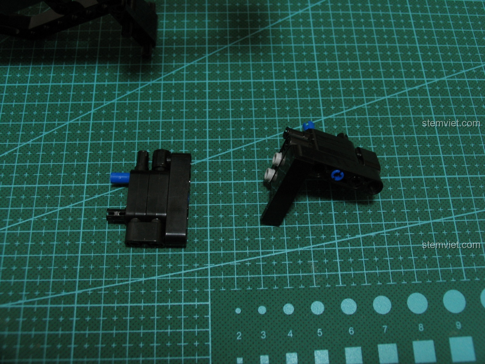 Cận cảnh các chi tiết nhỏ màu cam trên mô hình Súng UZI CaDA C81008.