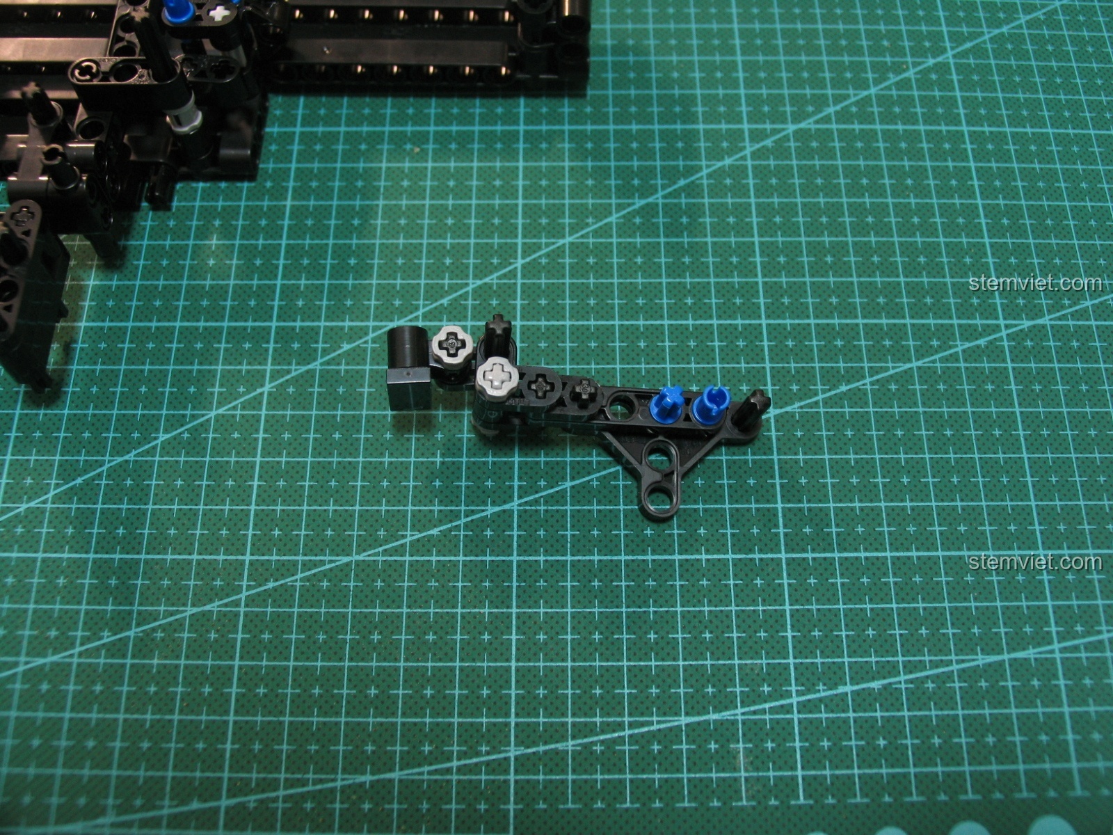 Cận cảnh các chi tiết nhỏ màu cam trên mô hình Súng UZI CaDA C81008.