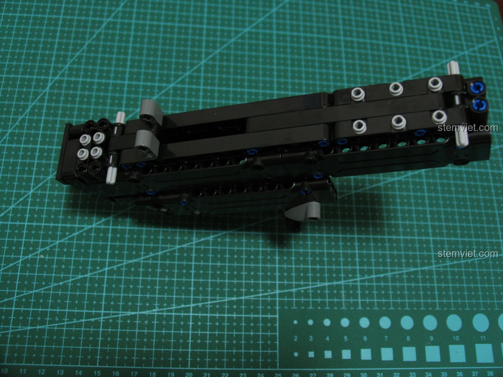 Cận cảnh các chi tiết nhỏ màu đen trên mô hình Súng UZI CaDA C81008.