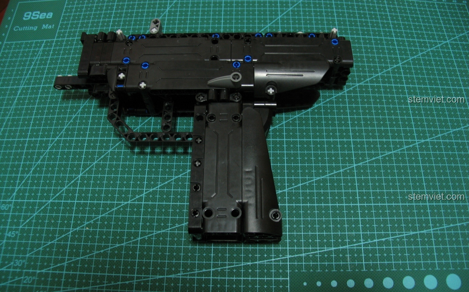 Cận cảnh các chi tiết nhỏ màu đen trên mô hình Súng UZI CaDA C81008.