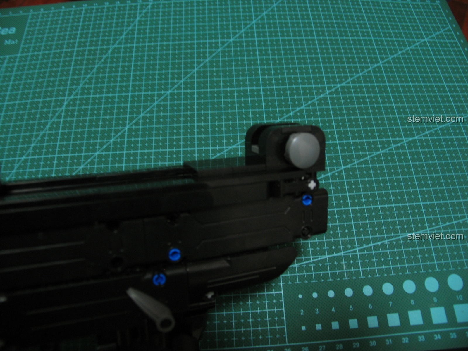 Cận cảnh các chi tiết nhỏ màu đen trên mô hình Súng UZI CaDA C81008.