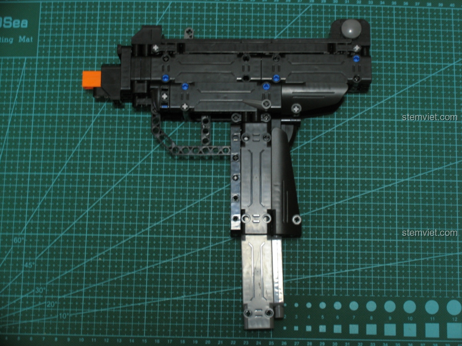 Cận cảnh các chi tiết nhỏ màu đen trên mô hình Súng UZI CaDA C81008.