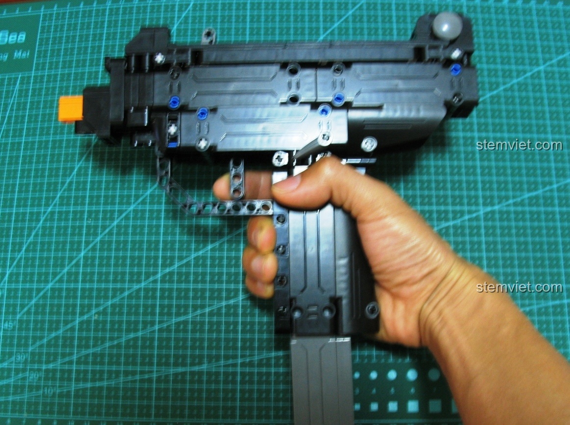 Cận cảnh các chi tiết nhỏ màu đen trên mô hình Súng UZI CaDA C81008.