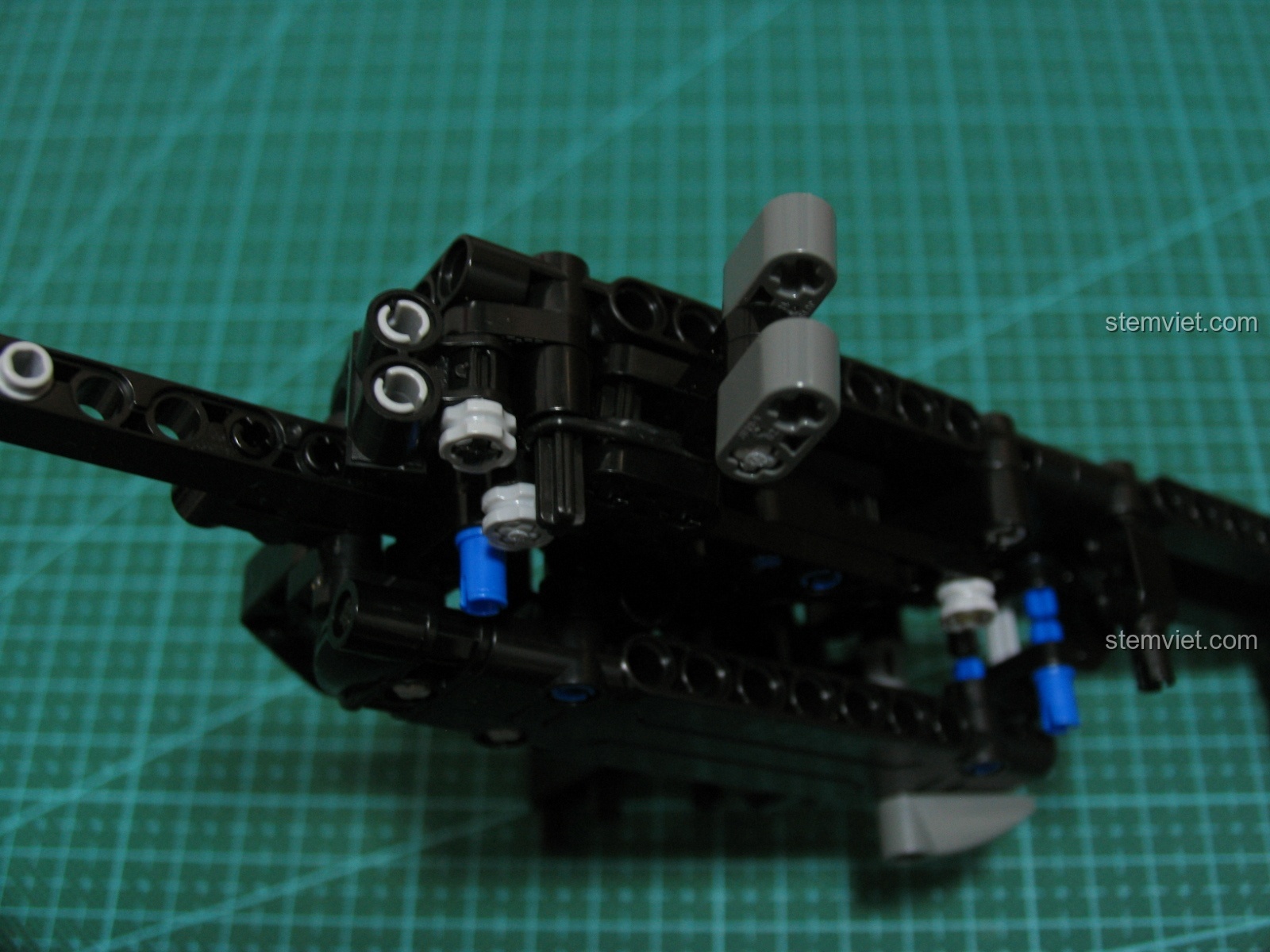 Cận cảnh các chi tiết nhỏ màu đen trên mô hình Súng UZI CaDA C81008.