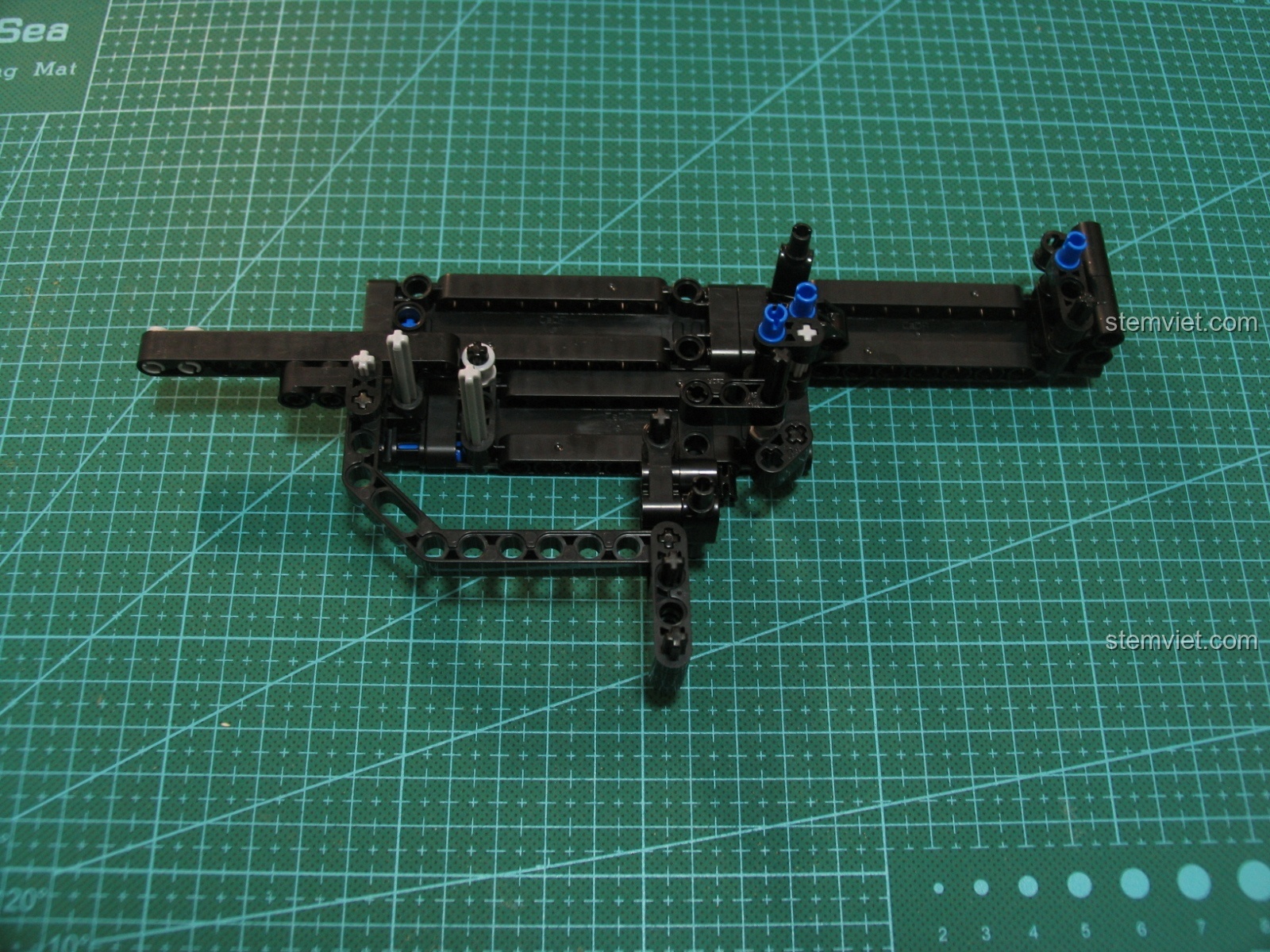 Cận cảnh các chi tiết màu đen trên mô hình Súng UZI CaDA C81008.