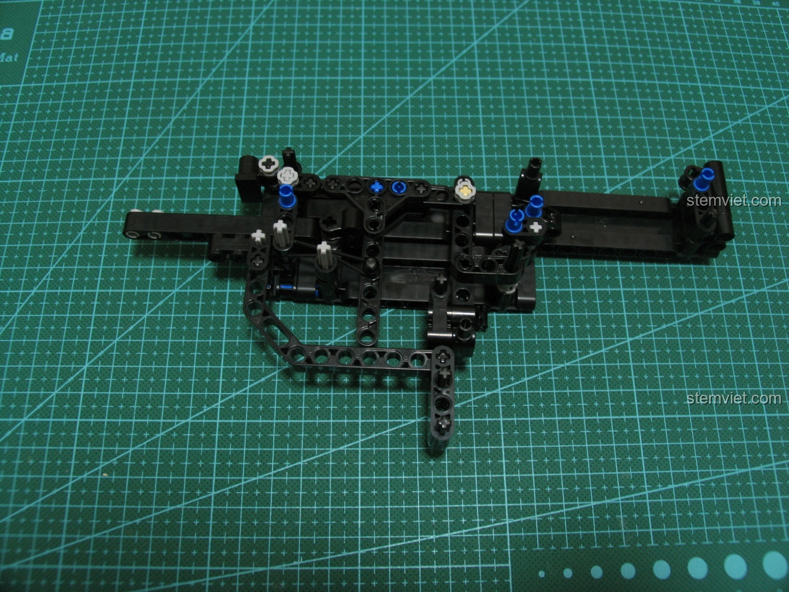 Cận cảnh các chi tiết nhỏ màu xám trên mô hình Súng UZI CaDA C81008.