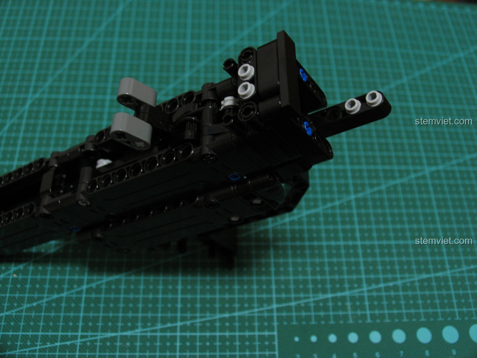 Cận cảnh các chi tiết nhỏ màu xám trên mô hình Súng UZI CaDA C81008.