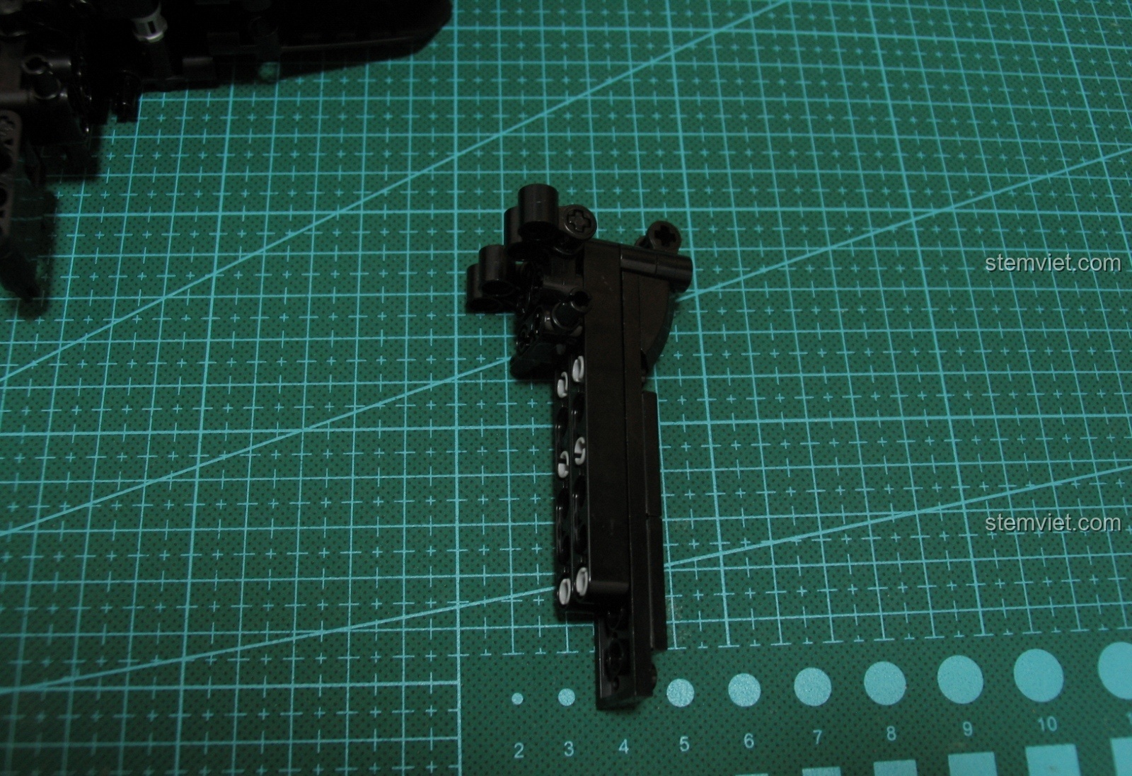 Cận cảnh các chi tiết nhỏ màu xám trên mô hình Súng UZI CaDA C81008.