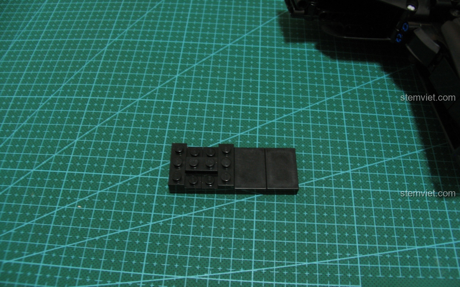 Cận cảnh các chi tiết nhỏ màu xám trên mô hình Súng UZI CaDA C81008.