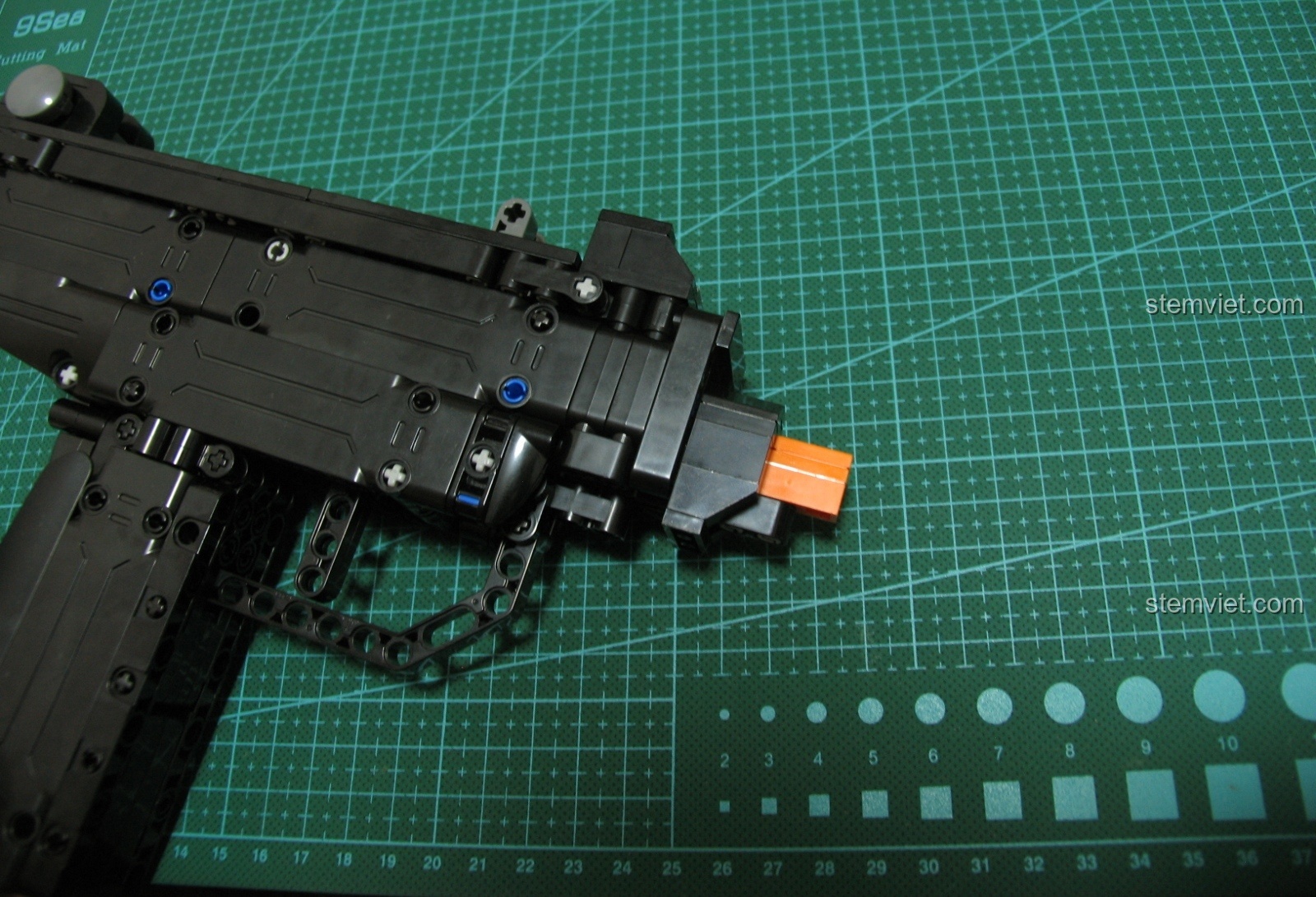 Cận cảnh các chi tiết nhỏ màu xám trên mô hình Súng UZI CaDA C81008.